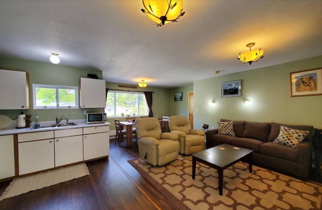 {Forget-Me-Not Inn} Alaskan Vacation Rental (Bear Suite)