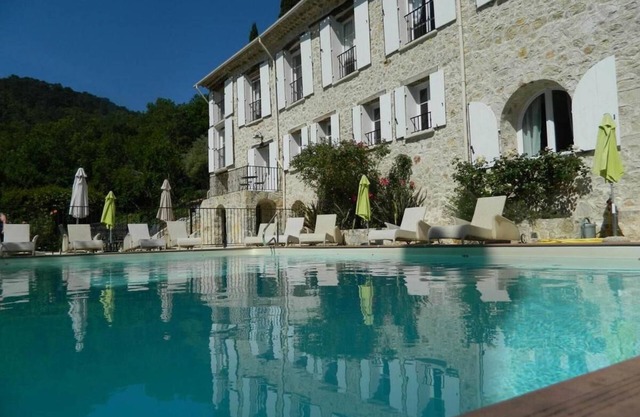 Former oil mill with swimming pool. Ideal for a friendly or family getaway