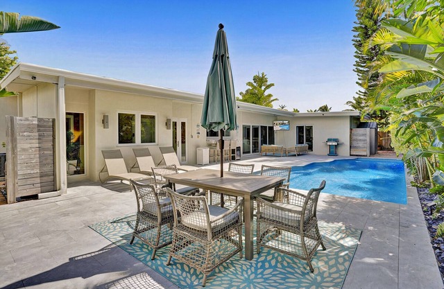Fort Lauderdale Beach House with Golf Cart, Pool, walk to beach!