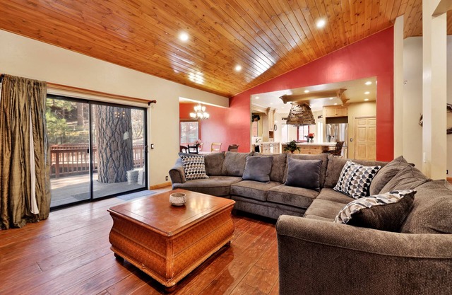 Four Happy Bears Estate- Hot Tub- Games- Ski Resort Location
