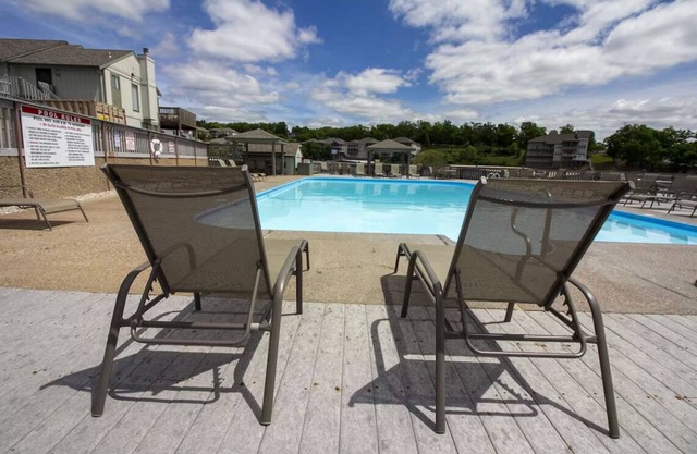 Four Season Lakeview Condo 2BD/2BA/Balcony/Pools/Hottub-Near Everything-4PP