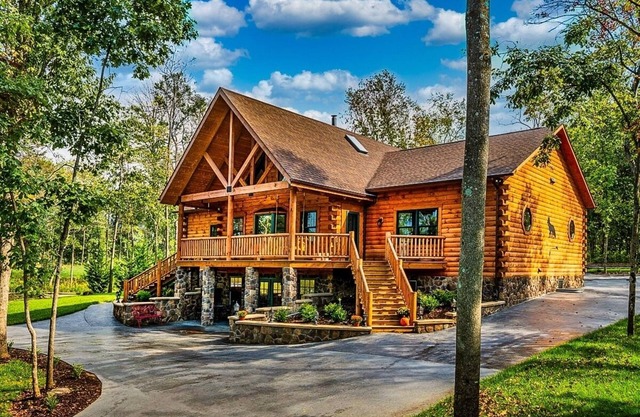 Fox Den Cabin Sleeps up to 18 ADA Compliant main floor w/Hot Tub