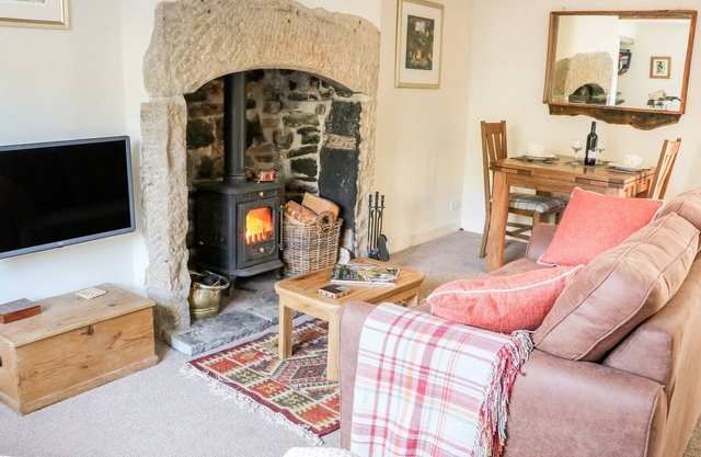 FOXGLOVE, pet friendly, character holiday cottage in Cross Hills