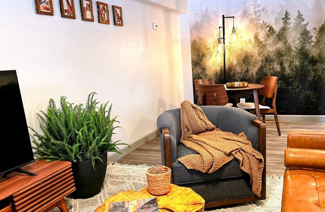 Foxhole Retreat~Hiking near Hatchers & Local Goods