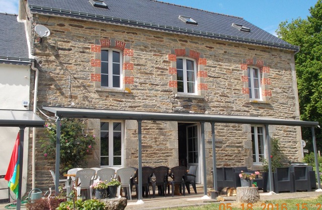 Spacious house with large garden and shaded terrace