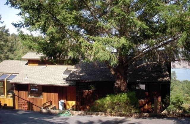 Frank's Place: Classic Inverness Home with Bay Views, Hot Tub