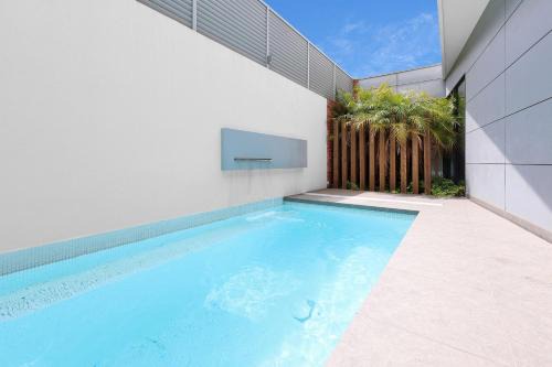 Frankie Luxury pool house Geelong Sleeps 12 Close to GMHBA cafes restaurants shops schools