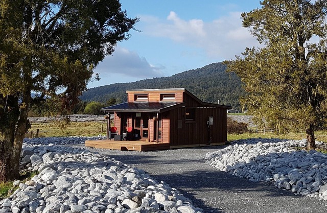 Franz Josef Accommodation - Cosy Cabin in the Paddock