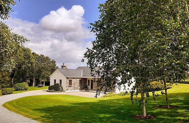 FRAOCH COTTAGE, family friendly in Garrykennedy, County Tipperary