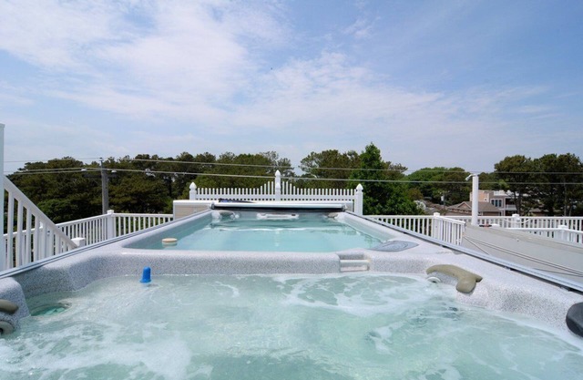 FREE CHEF OR BONFIRE WITH MINIMUM 3 NIGHT STAY! ROOFTOP POOL & HOT TUB ALL YEAR!