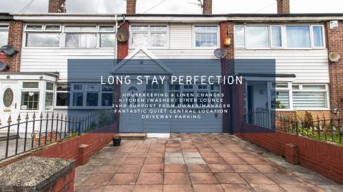 Free Driveway Parking 3 Double Bedroom House, Ideal for long term contractor, etc stays, 4 miles 11 mins drive to Nissan, 20 mins drive to Sunderland Newcastle, Fast WIFI - see Dwellcome Home Ltd site for assurance