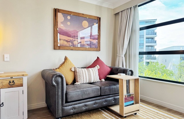 *Free parking, balcony, pool and spa*