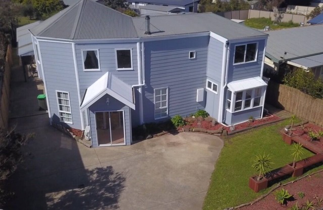 Free WiFii, Five Queen bedrooms, 700m to Surf, MiniGolf, 12 min. to penguins