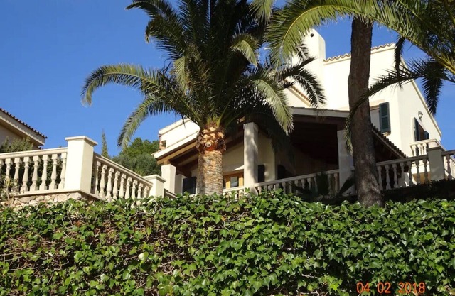 Freistehende Villa mit Pool, 3 Sonnenterrassen, Garten, Auffahrt für PKW