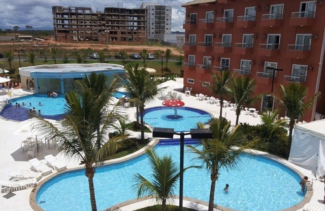 Frente ao Parque da Lagoa Quente, Apto particular com varanda e vista piscinas, com tela de proteção
