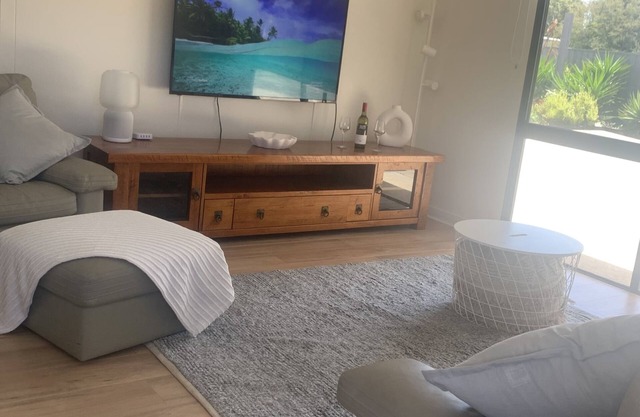 Fresh, beachy, comfy 2 bedroom apartment in Kingscote on Kangaroo Island (U1)