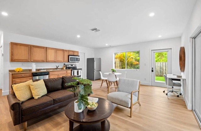 Fresh & Bright Condo 1BR/1BA – Near Riverwalk