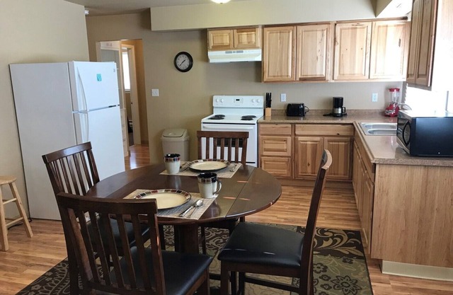 Freshly Remodeled 2 Bedroom, Full Kitchen, living Room Suite, in Cascade unit #2