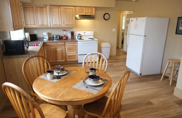 Freshly Remodeled 2 Bedroom, Full Kitchen, living Room Suite, in Cascade unit #1