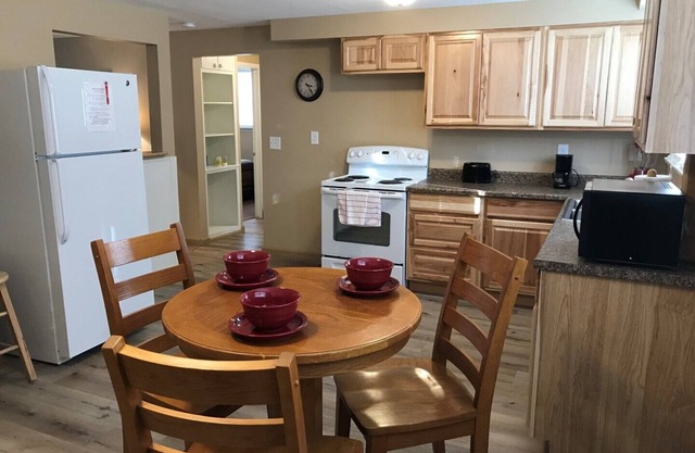 Freshly Remodeled 2 Bedroom, Full Kitchen, living Room Suite, in Cascade unit #4