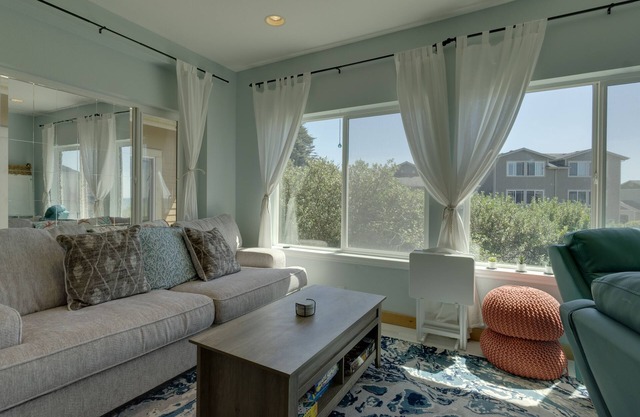 Friends & Family Seaside Retreat! Walk to the Beach!