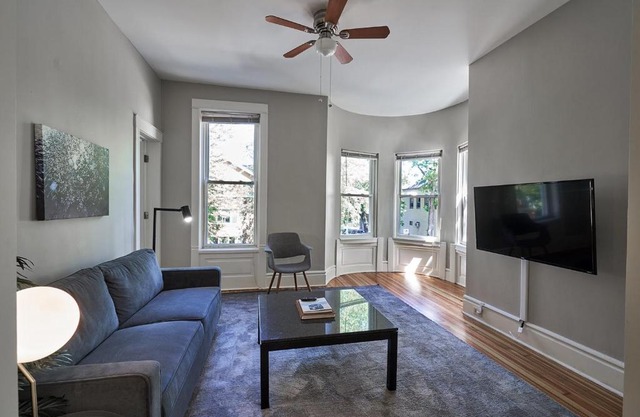 FRONTDESK Bright Open 3 BR Apt in West DePaul