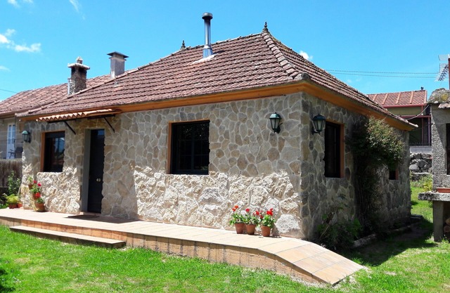 FULL house with enclosed property, garden and barbecue. SEPTEMBER 80€/noche