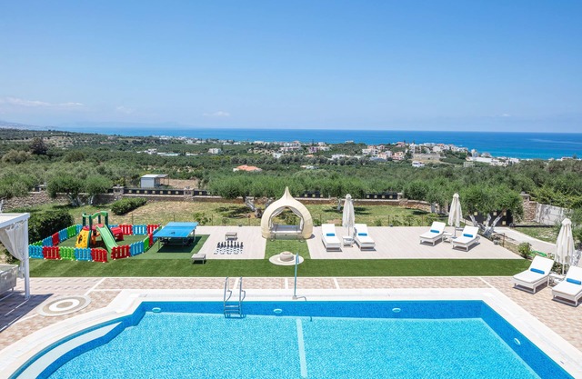 Full Privacy, 100m2 Outdoor Pool, Indoor heated Pool, Sea View!
