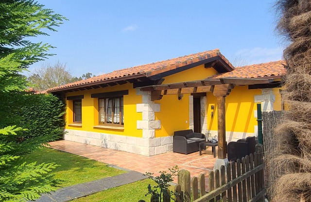 Full yellow apartment in Llanes