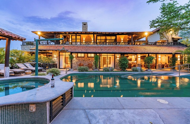 Fully Accessible Luxury Villa - Steps to the Beach