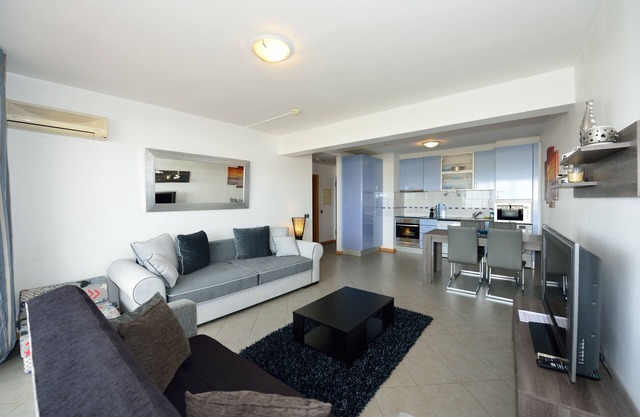 Fully Air Conditioned Luxury 9th Floor Apartment with Balcony & Ocean Views