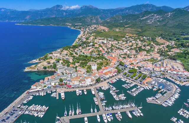Fully equipped T3 in the center of town 100m from the marina