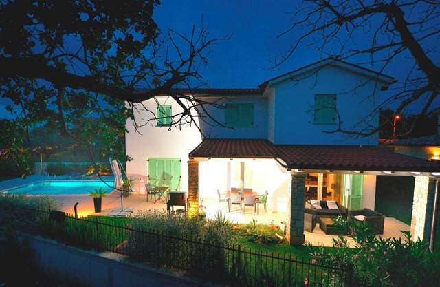 Fully fenced, private pool-heated, quiet, modern, cozy, sea view