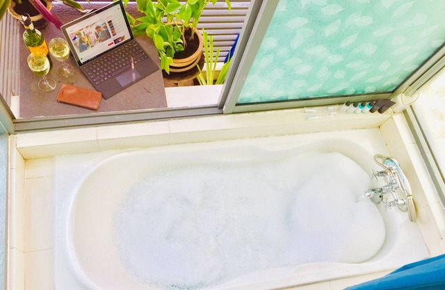 Fully furnished 1 bedroom apartment comes with hot bathtub