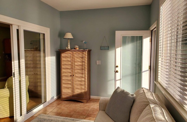 Fully furnished cottage, minutes from the beach.