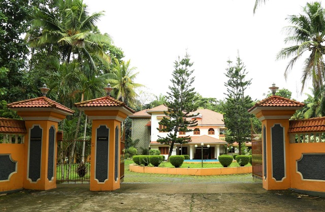Fully Furnished Luxury Home -Spacious Family Friendly House- in Kottayam