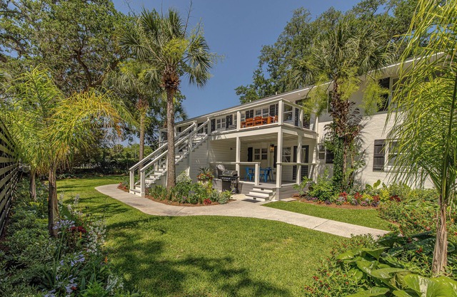 Fully renovated triplex, walking distance to beach and Village