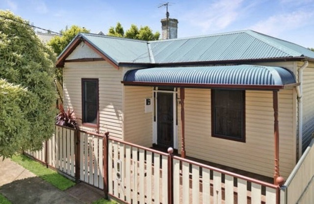 Fully Renovated Home, Walking Distance to Town Centre