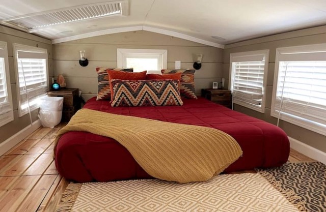 Fun, Cozy "Tiny House" Retreat w/Study, fast WiFi