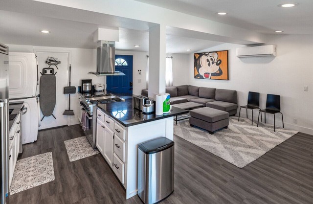 Fun Family 4-bedroom Home Near Disneyland