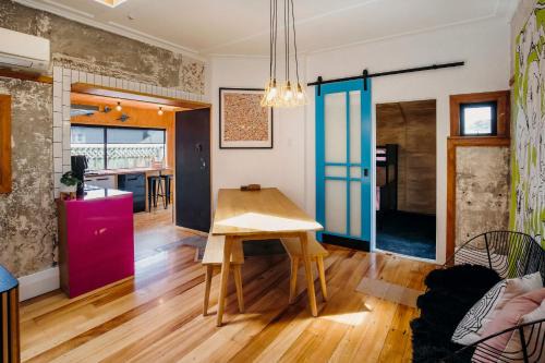 Fun Times in Fitzroy - eclectic bungalow by beach