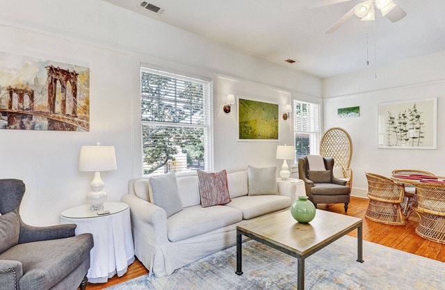 Funky 2 Bedroom in Starland | Heated Pool Access