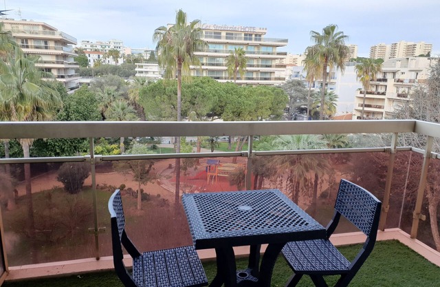 Furnished 2-room apartment in the center of JUAN LES PINS with private parking.