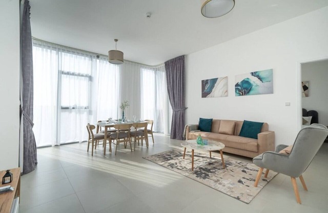 Furnished 2BR with floor-to-ceiling window