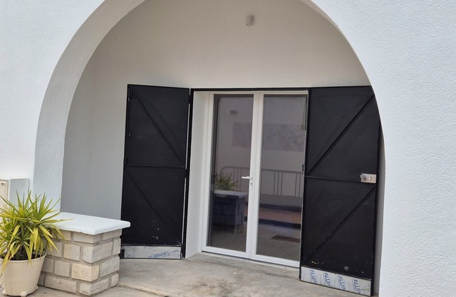 Furnished studio with small sheltered terrace. close to public transport.