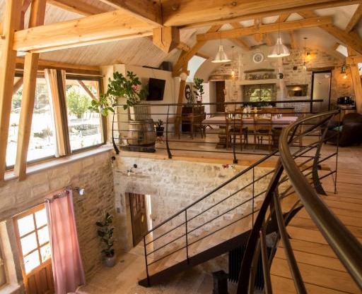 Gîte La grange des Hirondelles 15 personnes 5litsdoubles 5litssimples 1convertible chez MAYMARD Yannick à 28 route de la croix forêt à ANTULLY réf à Gîte de France G2005 Corps de ferme entièrement rénové de bon standing