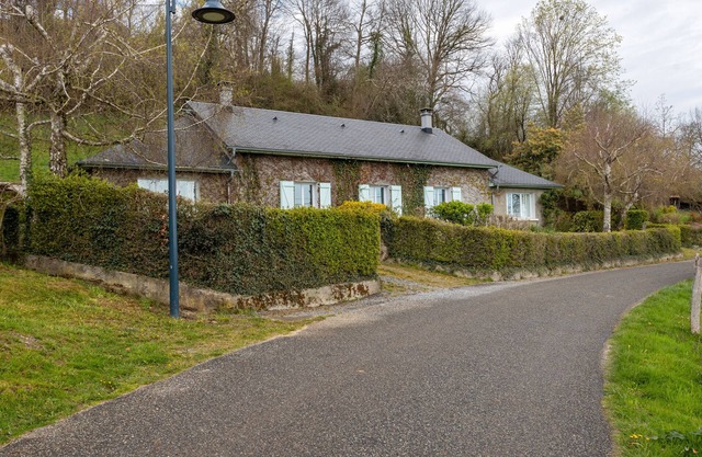 Gîte Mathieu - Cozy House 10 min from Lourdes, private terrace, garden, WiFi, parking