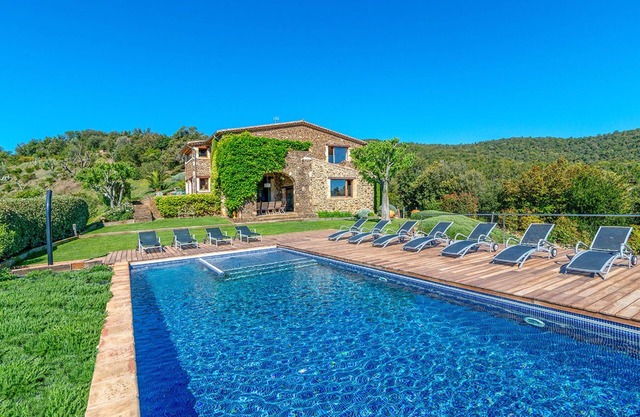 Gorgeous villa, sleeps 12, pool, tennis court, stunning views in the Costa Brava
