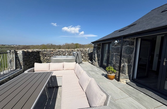 GAERAU BACH, pet friendly, luxury holiday cottage in Llanaber