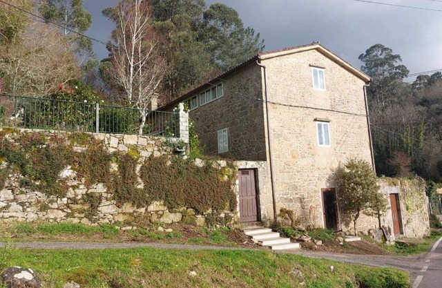 GALICIAN RURAL HOUSE. The charm of stone and water.